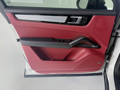 Certified 2022 Porsche Cayenne Platinum Edition image 6