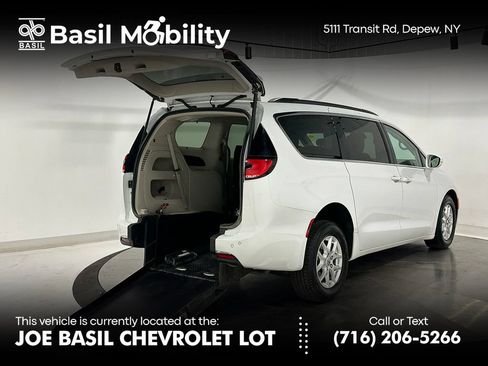 Used 2022 Chrysler Pacifica Touring-L FWD image 1