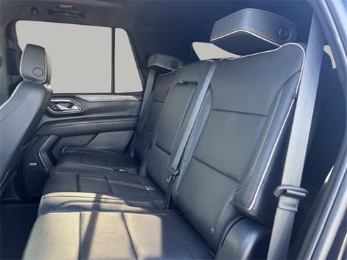 Used 2023 GMC Yukon SLT w/ SLT Premium Package image 17