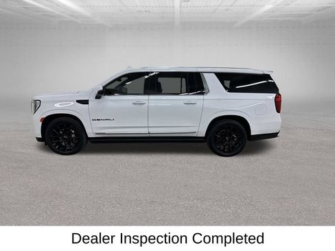 Used 2023 GMC Yukon XL Denali w/ Advanced Technology Package AWD/4WD image 9