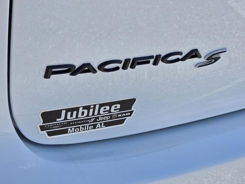 New 2026 Chrysler Pacifica Limited w/ Uconnect Theater Family Group AWD/4WD image 43