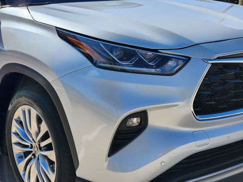 Used 2025 Toyota Highlander Platinum image 5