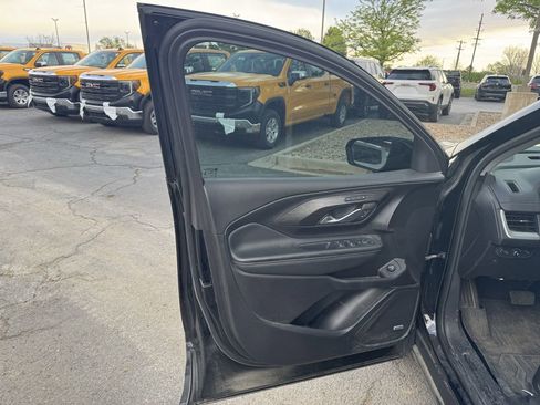 Used 2024 GMC Terrain SLT w/ Infotainment Package II image 6