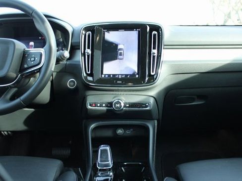Used 2025 Volvo XC40 B5 Plus image 18