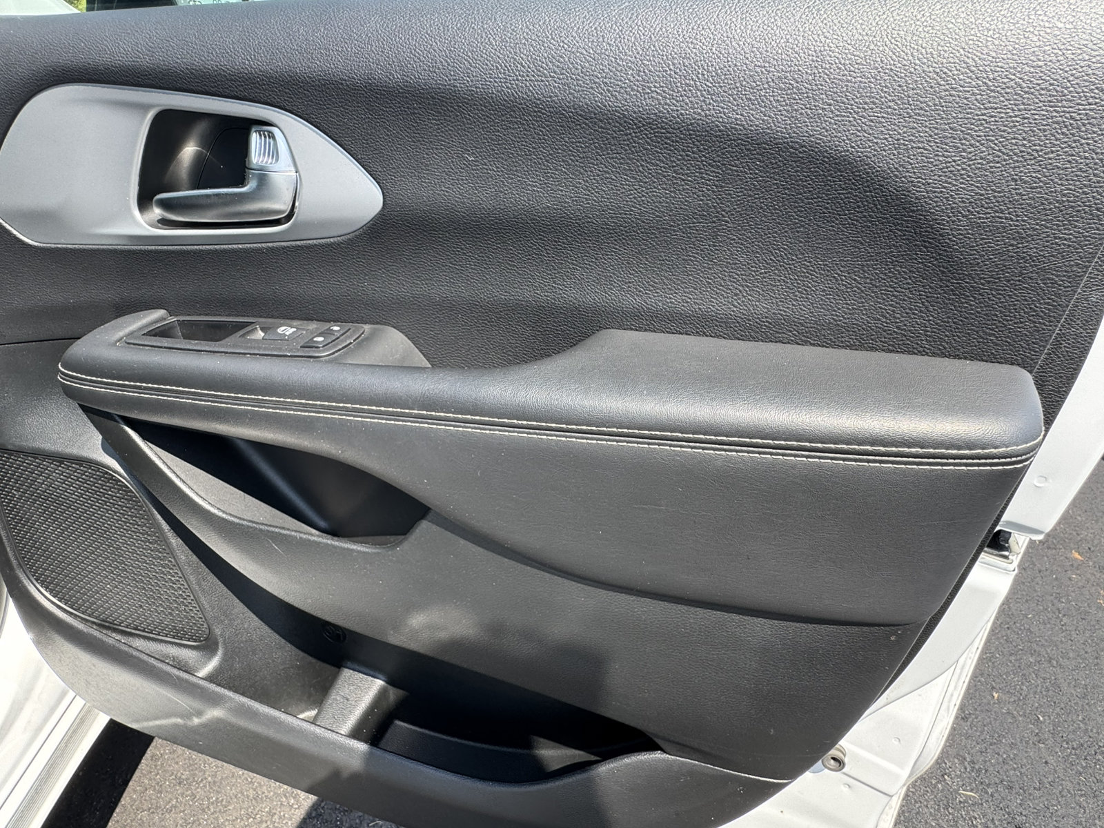 Used 2025 Chrysler Pacifica Limited FWD image 18