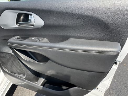 Used 2025 Chrysler Pacifica Limited FWD image 18