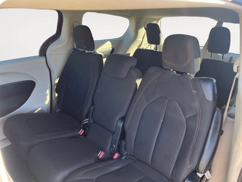 Used 2017 Chrysler Pacifica Touring image 13