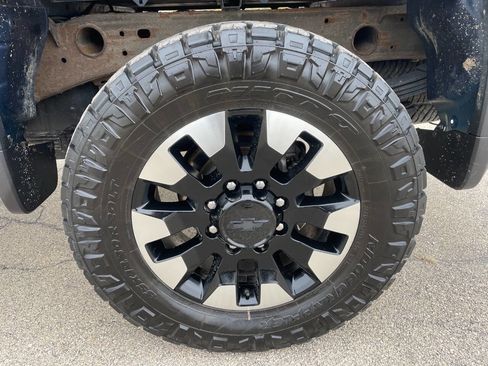 Used 2020 Chevrolet Silverado 2500 Custom w/ Custom Value Package image 11