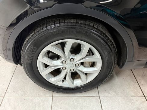 Used 2019 Land Rover Discovery SE image 38