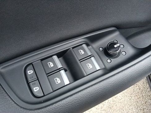 Used 2023 Audi Q8 Premium image 14