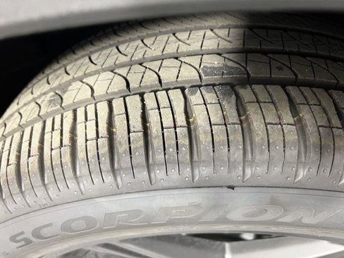 Used 2025 Ford Explorer ST-Line w/ Premium Package image 8