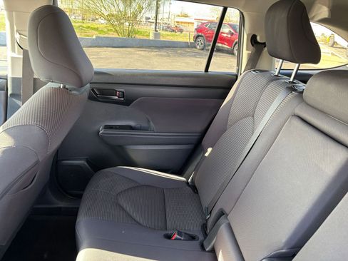Used 2025 Toyota Highlander LE image 41