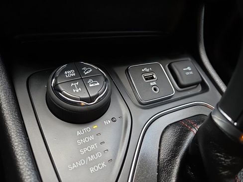 Used 2020 Jeep Cherokee Trailhawk w/ Technology Group image 40