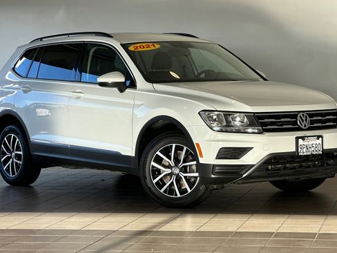 Used 2021 Volkswagen Tiguan SE image 2