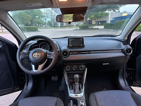 Used 2017 Toyota Yaris iA image 16