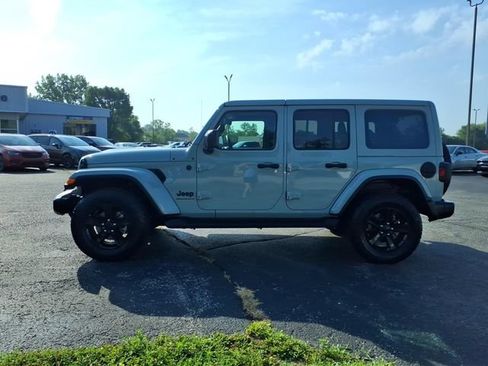 Used 2023 Jeep Wrangler Unlimited Sahara AWD/4WD image 4
