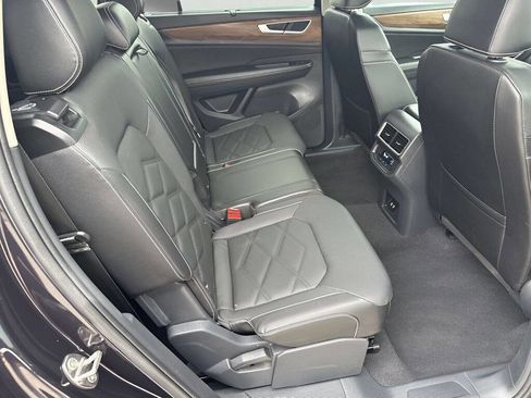 Used 2025 Volkswagen Atlas SE AWD/4WD image 29