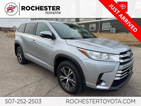 Used 2017 Toyota Highlander LE w/ Carpet Mat Package image 1