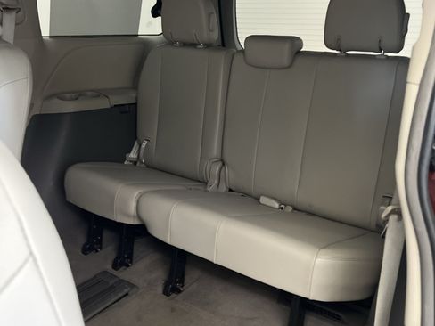 Used 2014 Toyota Sienna XLE w/ Entertainment Package FWD image 25