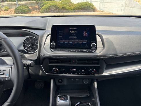 Used 2025 Nissan Rogue SV FWD image 17
