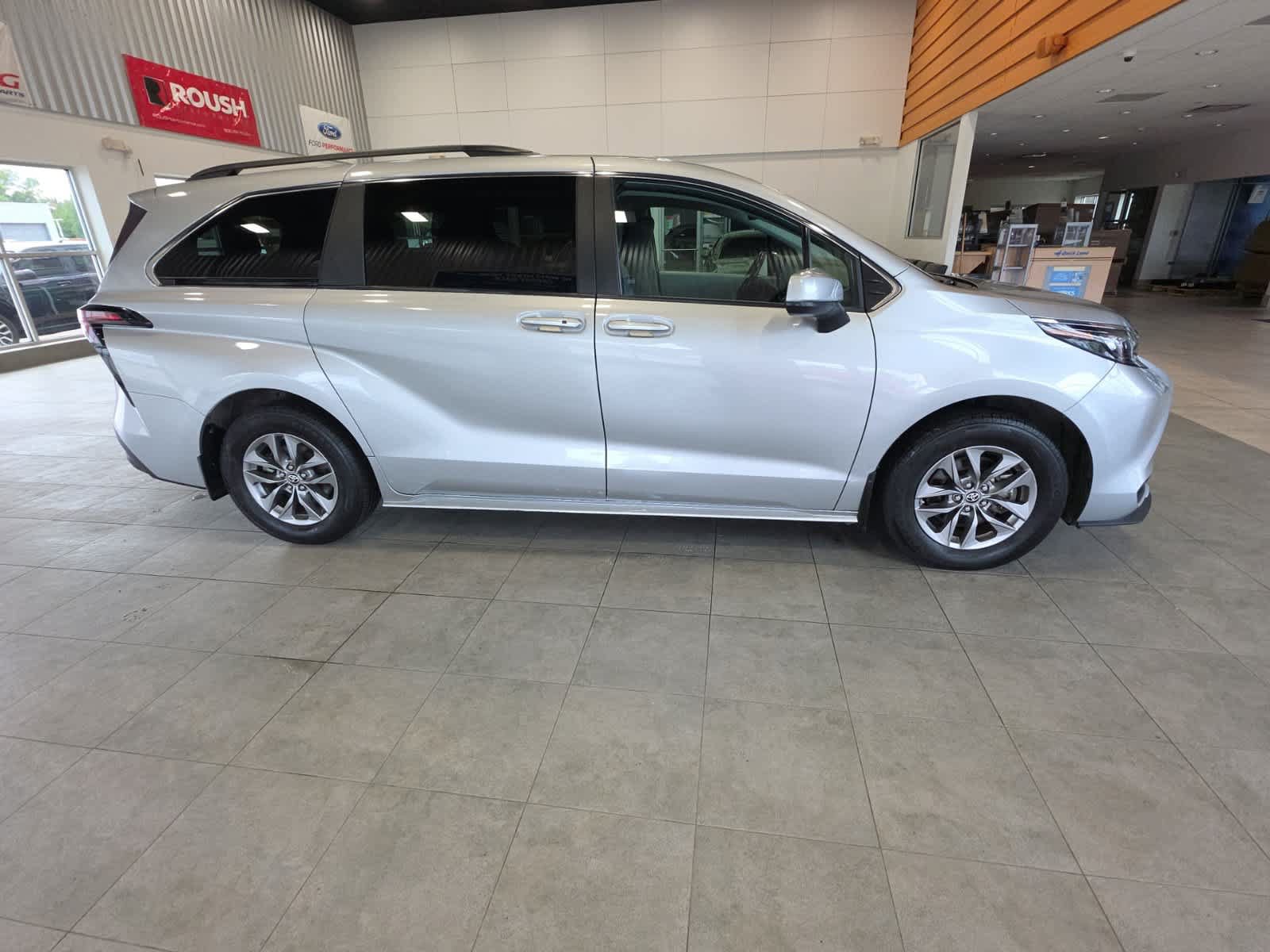Used 2024 Toyota Sienna AWD image 5