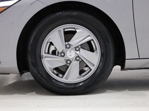 Used 2025 Hyundai Elantra SE FWD image 9