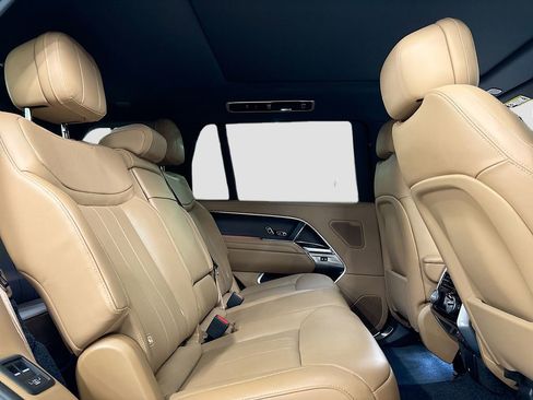 Used 2024 Land Rover Range Rover Long Wheelbase SE image 16