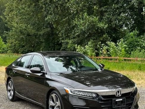 Used 2018 Honda Accord Touring image 2