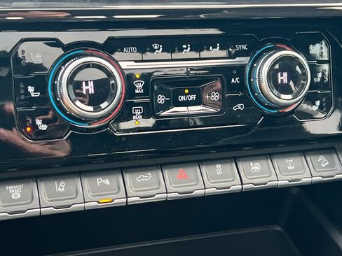 Used 2024 GMC Sierra 2500 AT4X image 17