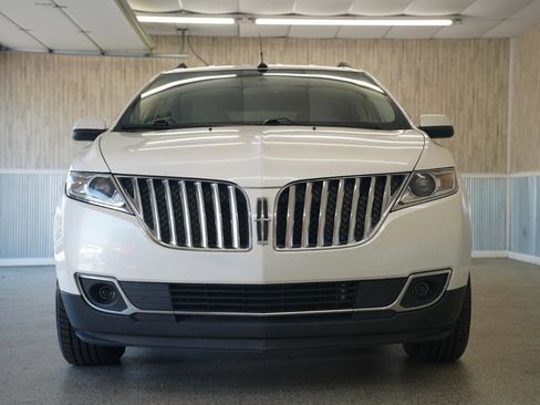 Used 2013 Lincoln MKX FWD image 3