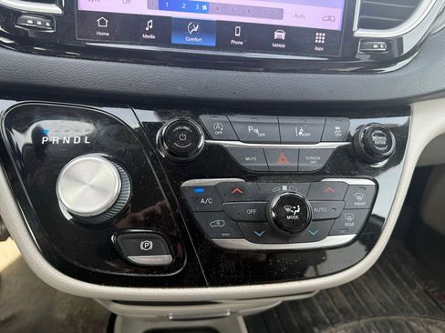 Used 2021 Chrysler Pacifica Touring-L FWD image 12