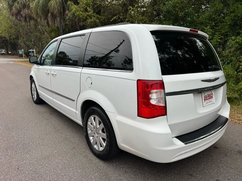 Used 2014 Chrysler Town & Country Touring image 6