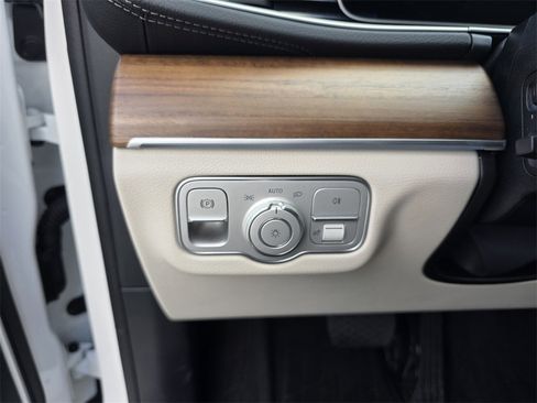 Used 2025 Mercedes-Benz GLS 450 4MATIC image 30