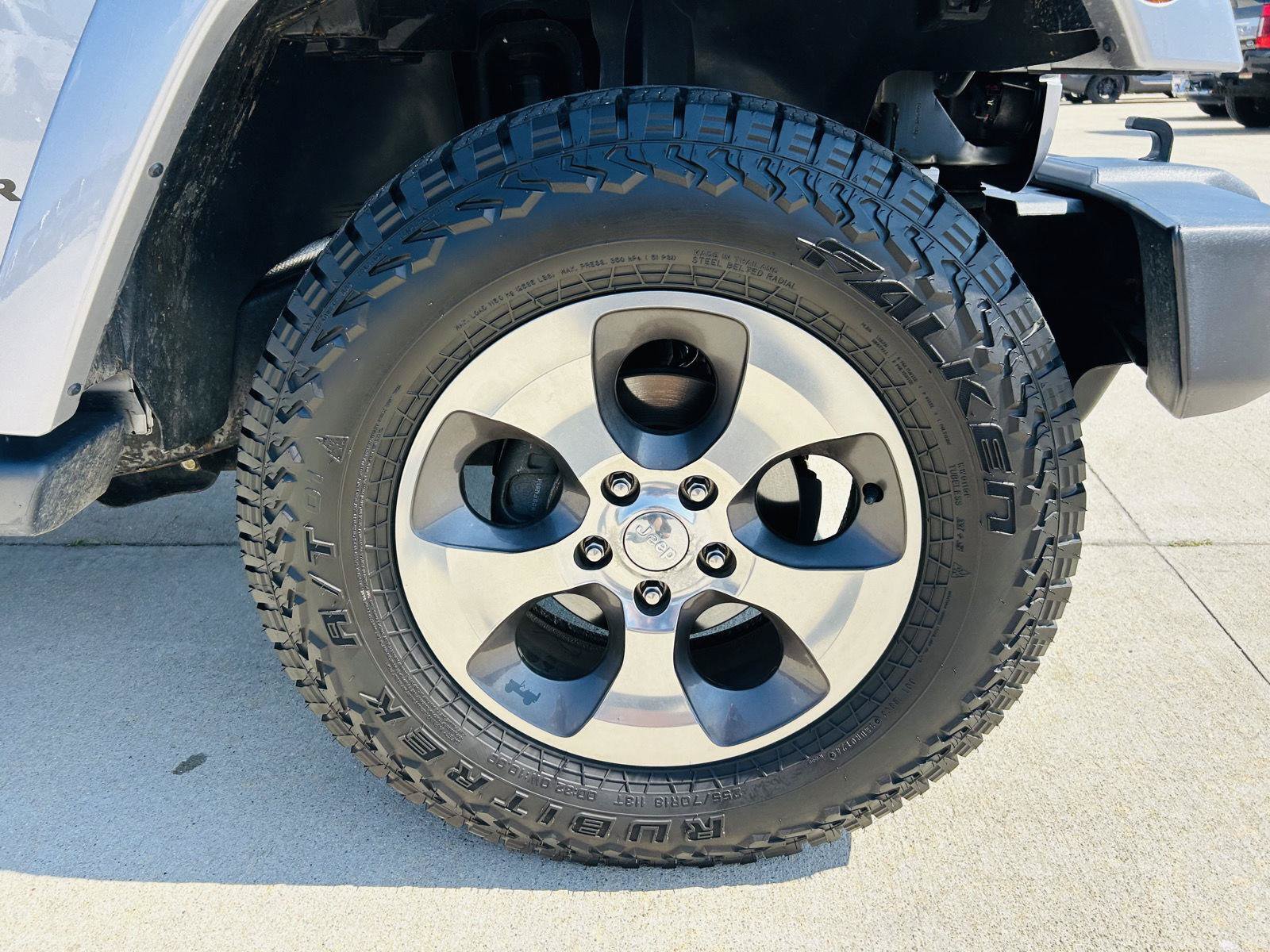 Used 2017 Jeep Wrangler Sahara w/ Connectivity Group AWD/4WD image 30