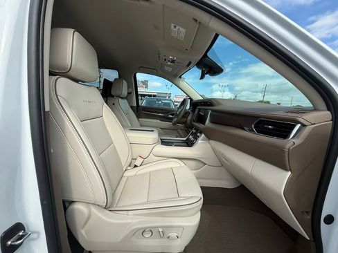 Used 2024 GMC Yukon Denali w/ Advanced Technology Package AWD/4WD image 27