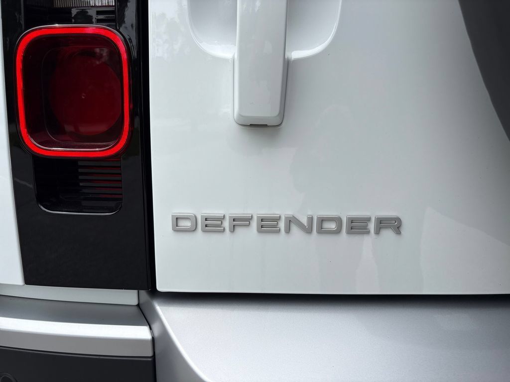 Used 2024 Land Rover Defender 110 SE AWD/4WD image 33