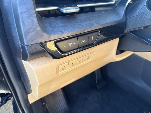 Used 2023 Kia Carnival EX image 21