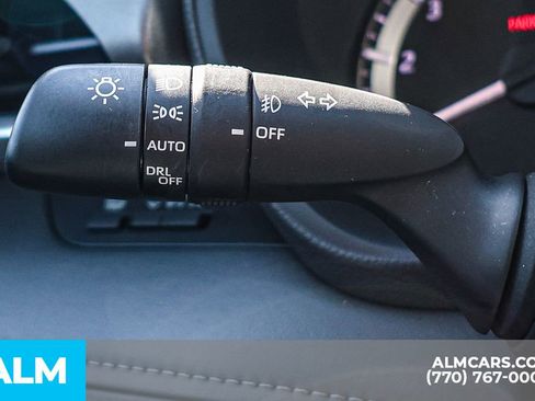 Used 2025 Toyota Highlander LE FWD image 34