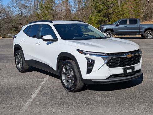 Used 2025 Chevrolet Trax LT w/ Driver Confidence Package image 11