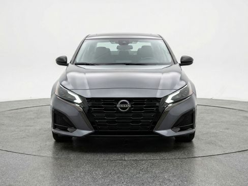Used 2025 Nissan Altima 2.5 SV FWD image 2
