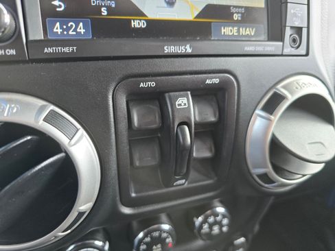 Used 2016 Jeep Wrangler Unlimited Sahara w/ Connectivity Group AWD/4WD image 9