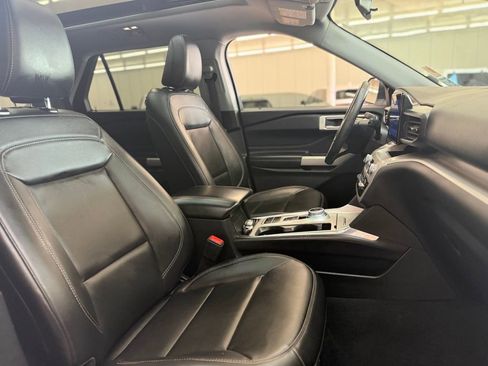Used 2023 Ford Explorer XLT w/ Equipment Group 202A image 9