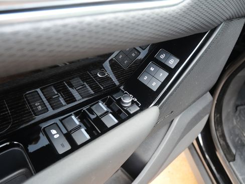 Used 2023 Land Rover Range Rover Velar R-Dynamic S image 7