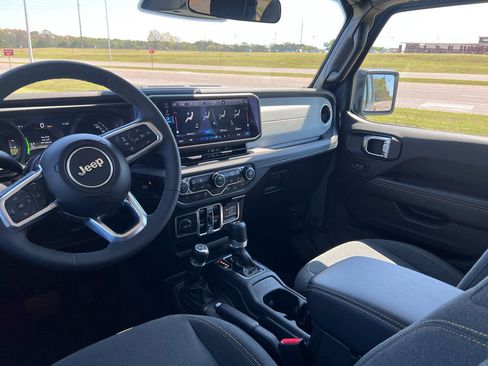 Certified 2025 Jeep Wrangler Sahara w/ Safety Group image 18