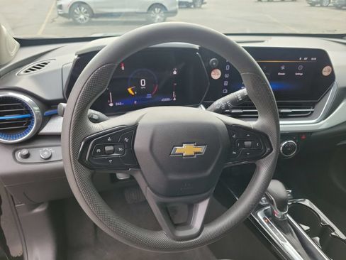 Used 2025 Chevrolet Trax LT FWD image 24