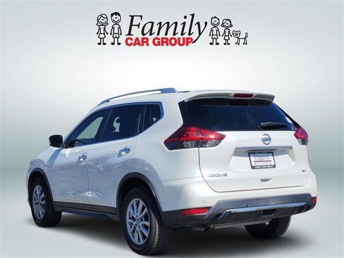 Used 2020 Nissan Rogue SV image 3