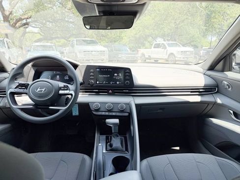 Used 2025 Hyundai Elantra SE FWD image 16