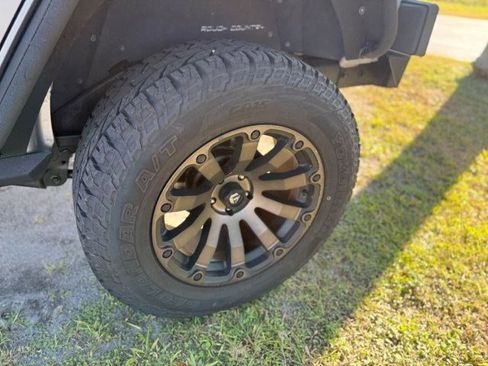 Used 2018 Jeep Wrangler Unlimited Sahara image 10