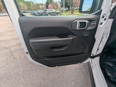 Used 2025 Jeep Wrangler Rubicon image 14