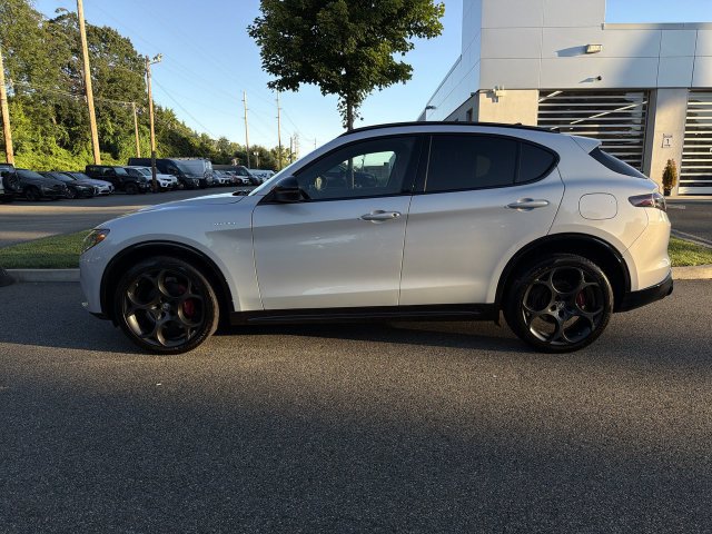 Used 2025 Alfa Romeo Stelvio Sprint AWD/4WD image 5